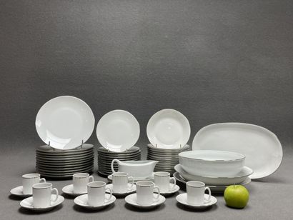 Partie de service de table en porcelaine....