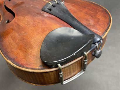 Violon et archet
portant l' étiquette 