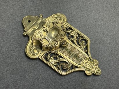 Coupe en bronze ajourée à décor à l'antique....