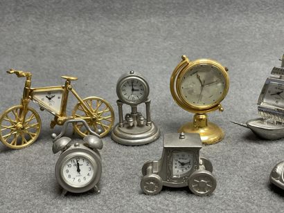 Ensemble de douze pendulettes miniatures
H....
