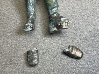 Deux bustes de femme en régule sur socle...