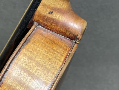 Violon et archet
portant l' étiquette 