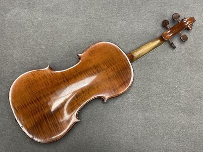 Violon et archet 
portant l' étiquette 