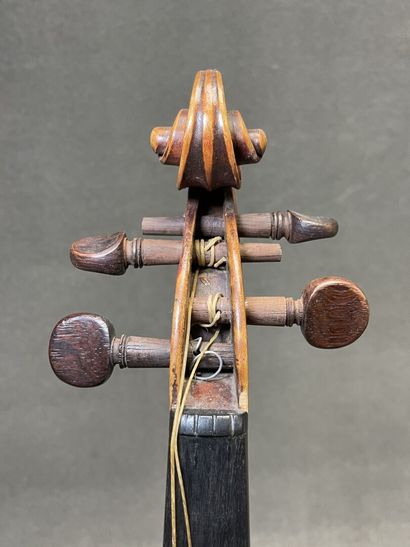 Violon et archet
portant l' étiquette 