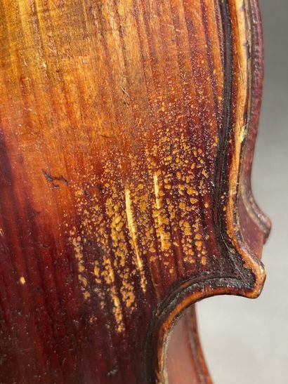 Violon
portant l' étiquette 