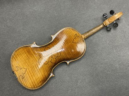 Violon et deux archets
sans étiquette. 
L....