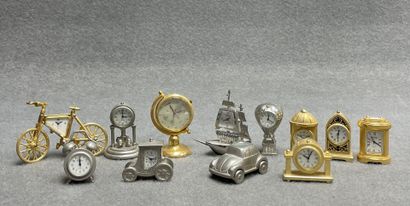 Ensemble de douze pendulettes miniatures
H....