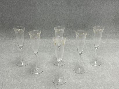 Suite de six flutes à champagne, à décor...
