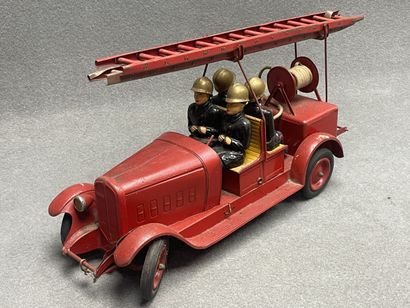 Camion de pompier en tole.
24 x 45 x 15 cm.
manque...