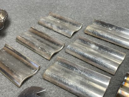 Lot de métal argenté 
Porte couteaux, cendriers,...