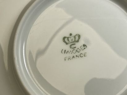 Partie de service de table en porcelaine...