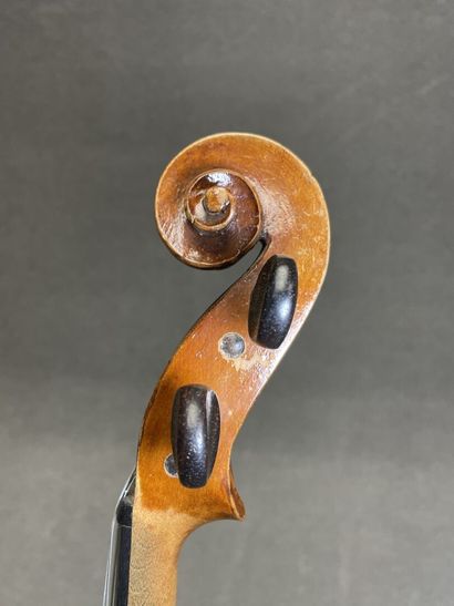 Violon
portant l' étiquette 