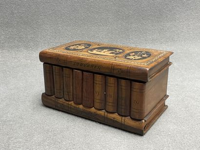 Coffret à souvenir en bois sculpté et marqueté....