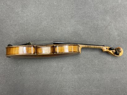 Violon et deux archets
sans étiquette. 
L....