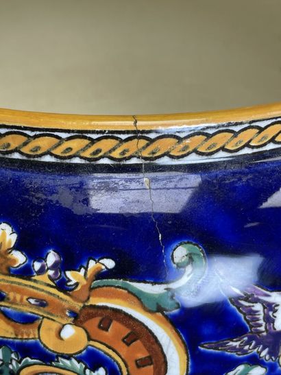 GIEN.
Cache pot, modèle Renaissance sur fond...