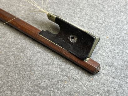 Deux archets de violon:
L. :72,5 cm et 73...