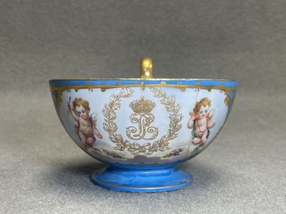 SEVRES Grande tasse en porcelaine en bleu...