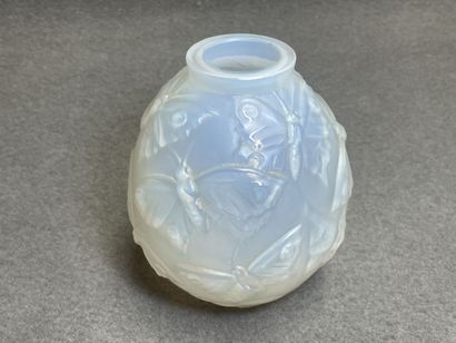 VERLYS Vase en verre opalescent moulé pressé...