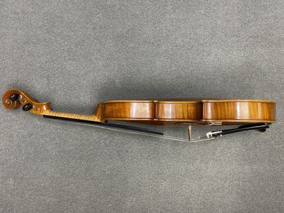 Violon
portant l' étiquette 