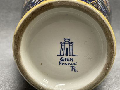 GIEN
Paire de vases à deux anses modèle Renaissance...