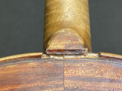 Violon et archet
portant l' étiquette 