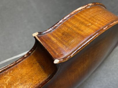 Violon
portant l' étiquette 