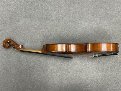 Violon et archet 
portant l' étiquette 