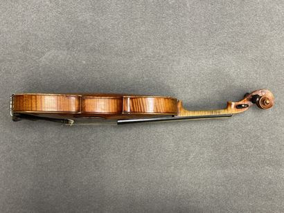 Violon et archet
portant l' étiquette 