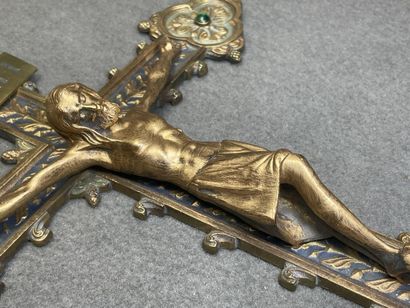 Crucifix en bronze doré
45 x 34 cm. 
accidents...