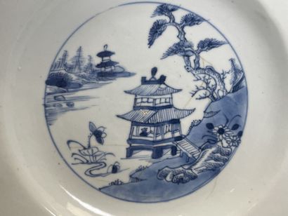 CHINE XVIII°
Paire d'assiettes creuses à...
