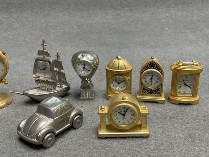 Ensemble de douze pendulettes miniatures
H....