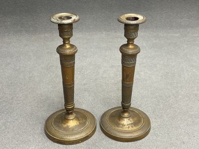 Paire de bougeoirs en bronze. 
Milieu XIX°
H....