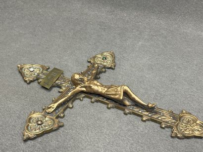 Crucifix en bronze doré
45 x 34 cm. 
accidents...