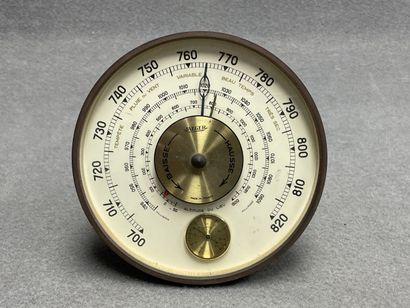 Horlogerie: 
Jaeger baromètre. D. :16 cm....