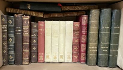 Trois cartons de livres reliés.