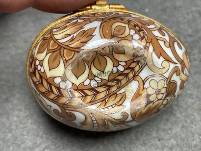Tasse et soucoupe et oeuf en porcelaine....