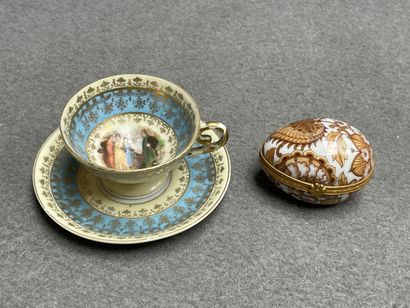 Tasse et soucoupe et oeuf en porcelaine....