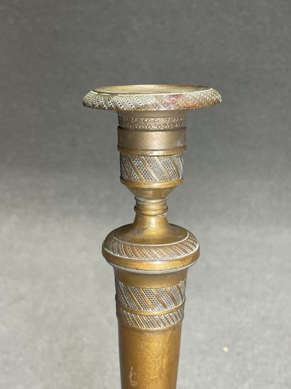 Paire de bougeoirs en bronze. 
Milieu XIX°
H....