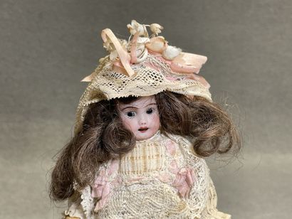 Mignonette SFBJ 301
Petite poupée tête biscuit
H:...