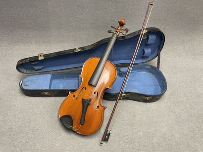 Violon et archet
portant l' étiquette 