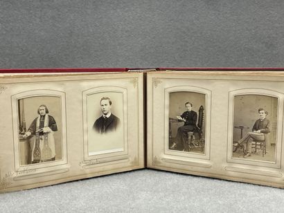 Deux albums de photos de familles ancienne.
8...