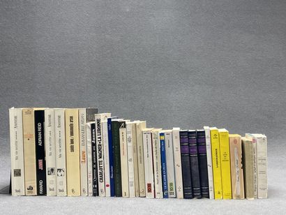 Lot de livres de littérature érotique.