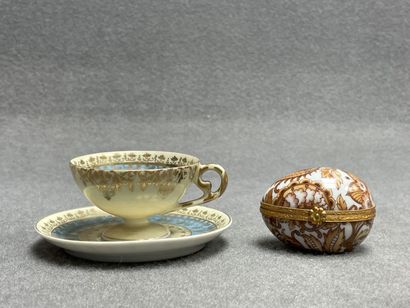 Tasse et soucoupe et oeuf en porcelaine....