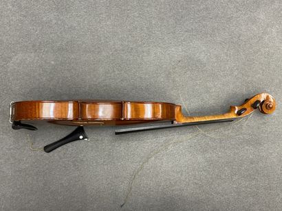 Violon et archet
portant l' étiquette 