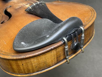 Violon et deux archets
sans étiquette. 
L....