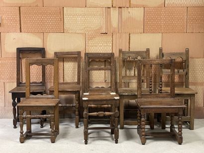 Huit chaises Lorraine dépareillées. 
H. :...