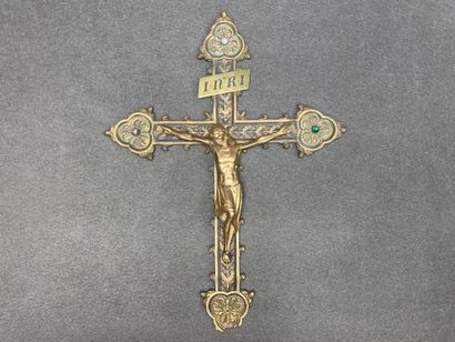 Crucifix en bronze doré
45 x 34 cm. 
accidents...