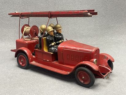 Camion de pompier en tole.
24 x 45 x 15 cm.
manque...