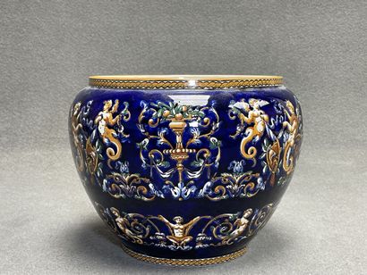 GIEN.
Cache pot, modèle Renaissance sur fond...