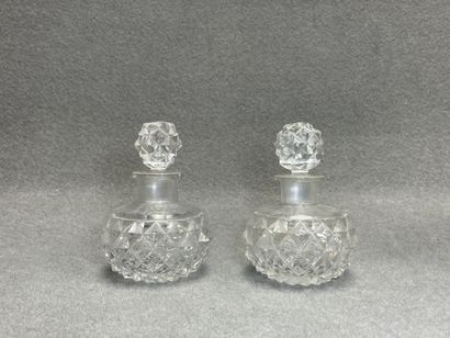 Lot de verrerie: 
Deux plats à gateaux, paire...